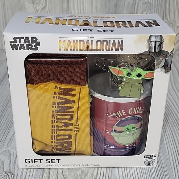 Star Wars The Mandalorian Gift Set Bundle, Baby Yoda, Coffe Mug, Keychain, Socks - Picture 5 of 5